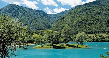 Am malerischen Lago di Tenno. Gute Schwimmer können zur Insel hinüberschwimmen.