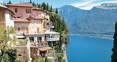 Wie Schwalbennester thronen die Häuser von Pieve hoch über dem Gardasee.