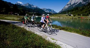 Tauernradweg mit Burg Hohenwerfen im Hintergrund