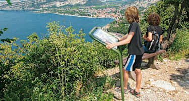 Infotafeln säumen den Weg.