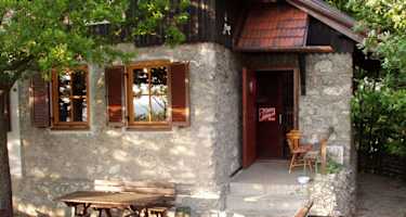 Die urige Teufelsteinhütte lädt zur Einkehr ein.