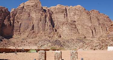 Blick auf die Ostwand des Jebel Rum