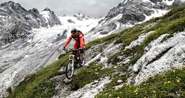 Abfahrt vor den Gletscherabbrüchen des Ortlermassivs. 