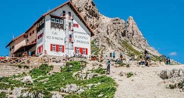 Die Dreizinnenhütte mit dem Sextenstein von Süden.