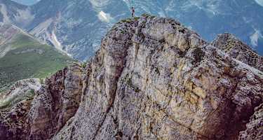 Am Gipfelgrat des Paresbergs, im Süden dahinter Neuner­ und Zehnerspitze.