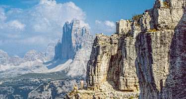Luftige Bänderquerung an der Nordseite des Monte Piano mit den Drei Zinnen.