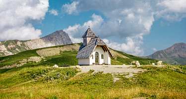 Die Kapelle beim Berggasthof Pralongià. Links dahinter der Gipfel des Settsass.