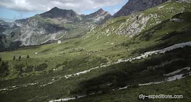 Blick zurück zur Schesaplana Hütte, auf der rechten Seite die Südwände des Rätikon