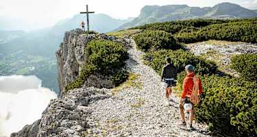 Am Gipfelkreuz der Trisselwand hoch über den Altausseer See.