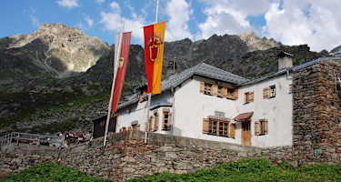Die Tübinger Hütte im Abendlicht