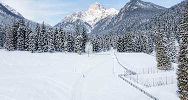 Langlaufen vor der Kulisse der Dolomiten bei Toblach