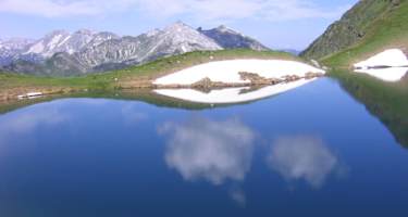 Der Twenger Almsee mit Blick auf die Kesselspitze