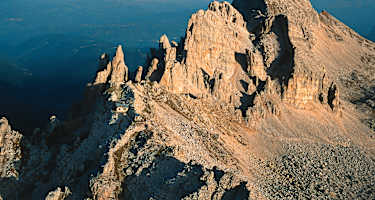 Die Schutzhütte Rif. Torre di Pisa unterhalb des gleichnamigen Felsturmes