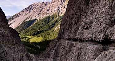 Die Tour führt entlang eines Schmugglerpfades, welcher in eine Felsschlucht geschlagen wurde.  