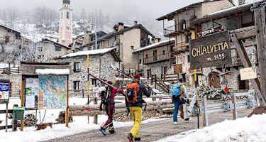 Start in Chialvetta, wo wir unsere Ski durch die engen Gassen des gemütlichen Dörfchens tragen.