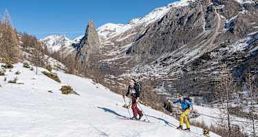 Am ersten Hang schweift der Blick über Chiappera mit dem markanten Kletterfelsen Rocca Croce Provenzale