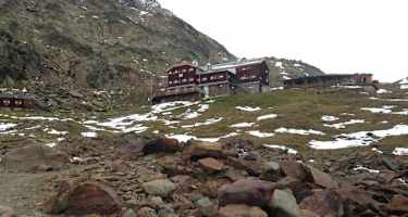 Die Vernagthütte im hochalpinen Gelände der Ötztaler Alpen