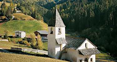 Im inneren Tierser Tal: St. Cyprian mit Rosengartengruppe.