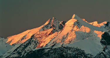 Erstes Licht am Glockner und Wiesbachhorn, gesehen vom Hochkönig