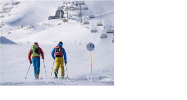 Aufstieg mit Sessellift im Hintergrund