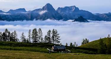 Abstieg von der Türkenkarscharte zur Bärenalm. Ein Letzter Blick, frei von Bäumen, auf den Großen Priel (2.515 m).