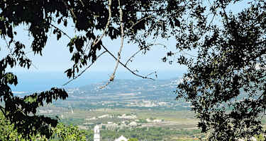 Blick von der Bocca di Catrusia nach Südwesten auf den Golf von Ajaccio, im Vordergrund die Kirche St. Blaise