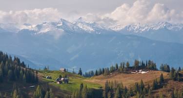 Blick vom Grazersteig aus zur Schneehitz Alm, dahinter die Gipfel der Wölzer Tauern. 