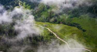 Ausblick vom Wörschacher Raidling (1.912 m) auf die Lampoltenalm, den weiteren Abstieg der Tour.