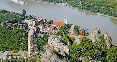 Tiefblick von der Ruine Dürnstein zur Donau und auf das Stadtgebiet von Dürnstein.