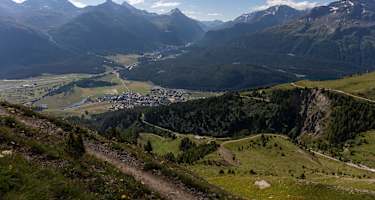 Blick runter auf die Dörfer Celerina und Pontresina