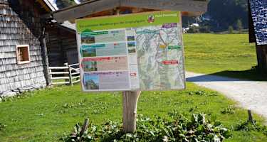 Wanderinfotafel bei der Ursprungalm