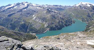 Hochalmspitze 3.360 m (links) und Ankogel 3.250 m (rechts) im Vordergrund der Kölnbreinspeicher.