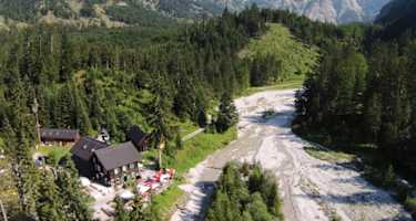 Das Almtaler Haus in der Hetzau mit dem Toten Gebirge im Hintergrund