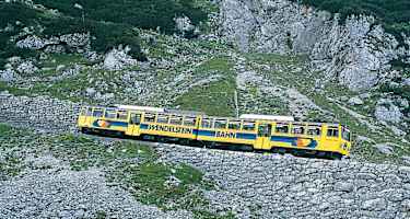 Die Wendelstein-Zahnradbahn bei der Abfahrt über die Reindlerscharte.