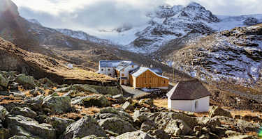 Die Wiesbadener Hütte in der hochalpinen Gebirgslandschaft der Silvretta