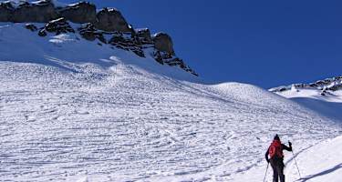 Um den Gupf herum nach links, dann auf den Grat nach rechts