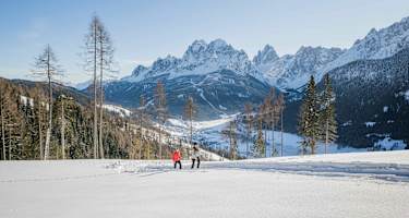 Winterwanderung am Besinnungsweg zur Waldkapelle bei Sexten.