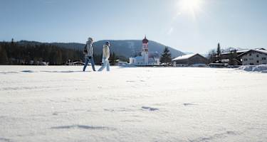 Hofladenrunde mit Kirche St. Magdalena