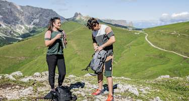 Kurze Pause - auf Etappe 1 der Dolomites Ronda wandert man von der Seiser Alm bis ins Fassatal.