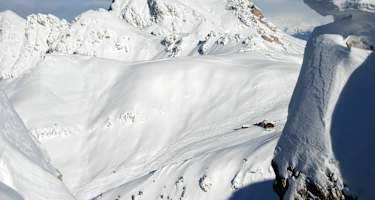 Atemberaubende Aussicht vom kleinen Zendleser Kofel: rechts die Schlüterhütte, im Hintergrund der majestätische Peitlerkofel