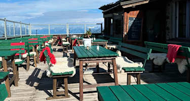 Die Aussichtsterrasse des Patscherkofelschutzhauses lädt schon zur ersten Rast ein.