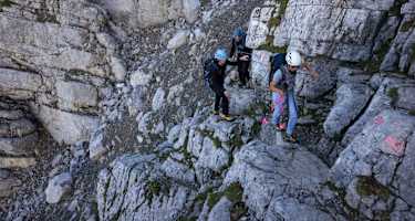 Durch ein steiles Band aufwärts.