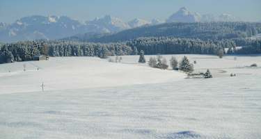 Bergpanorama vom zugefrorenen Attlesee