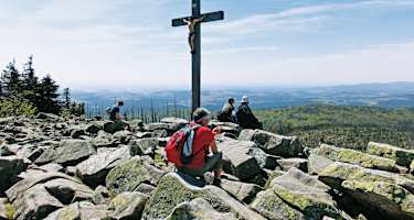 Am Lusen: Panorama am Kreuz von einem der höchsten Bayerwaldgipfel.