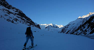 Zeitiger Anstieg durch das Taschachtal. Konditionsstarke BersteigerInnen können am Zustiegstag zum Taschachhaus noch auf die Südliche Sexegertenspitze gehen.