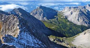 Im Bildhintergrund die Arzlerscharte