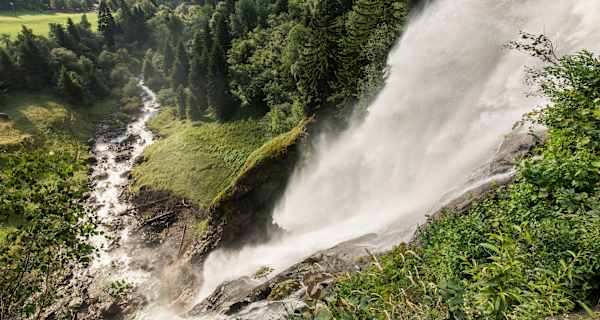 Partschinser Wasserfall stürzt sich in die Tiefe
