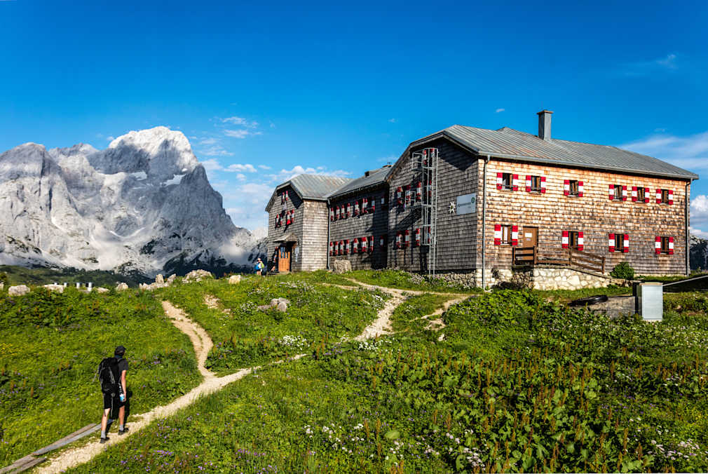Unterhalb der imposanten Bischofsmütze mit ihrem charakteristisch gezackten Rücken liegt die bewirtschaftete Hofpürgl-Hütte (1.705 m).