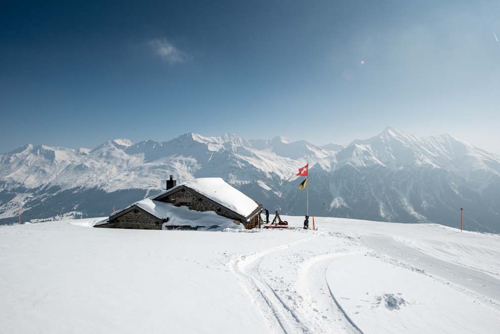 Die eingeschneite June Hütte