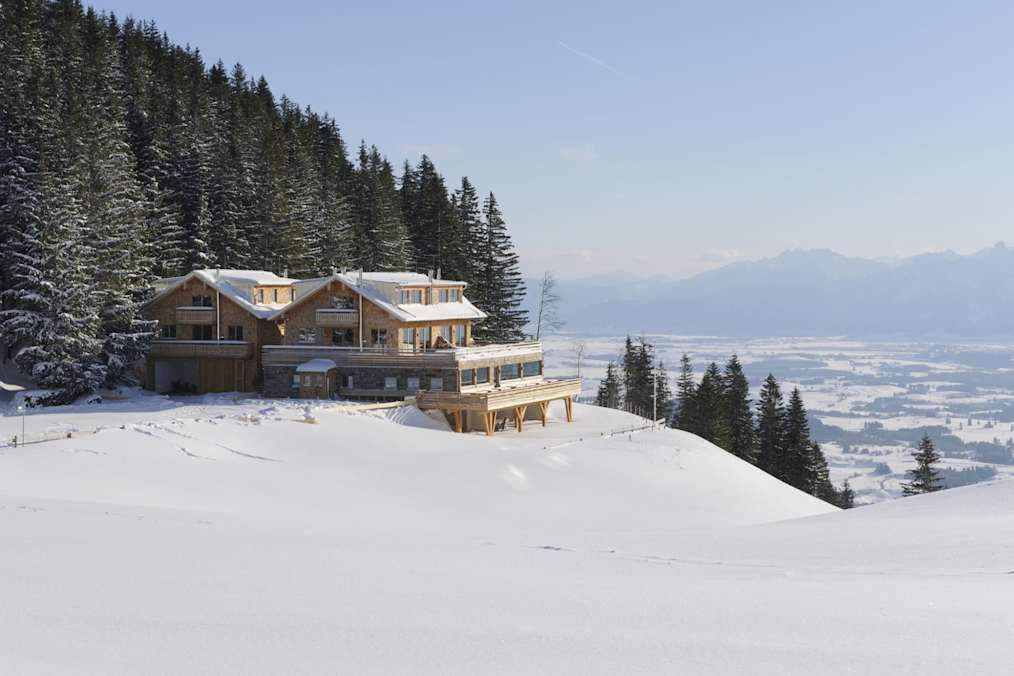 Die Berglodge liegt nahe der Bergstation der Alpspitzbahn mit Panoramaaussicht auf die Allgäuer Alpen und ins Voralpenland.